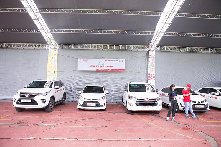 Trong khuôn khổ của Hội chợ mua bán ôtô cũ và mới lần này, có hơn 100 mẫu xe bao gồm cả mới và cũ đã được các đại lý tài trợ đồng hành mang tới để trưng bày và sẵn sàng trao tay cho người tham dự. Tất cả mẫu xe trưng bày trải đều các phân khúc đang được ưa chuộng nhất trên thị trường.