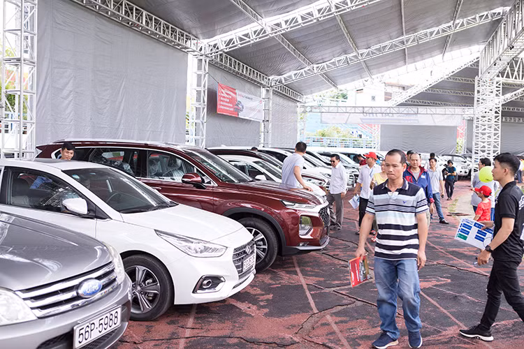 Trong đó, phân khúc xe ôtô giá rẻ cỡ nhỏ có mức giá khoảng từ 300 – 600 triệu đồng nhận nhiều sự quan tâm nhất của khách tham quan bởi các mẫu xe ở phân khúc này không chỉ có mức giá phù hợp với phần lớn người tiêu dùng mà còn được trang bị công nghệ và tính năng an toàn tiên tiến.