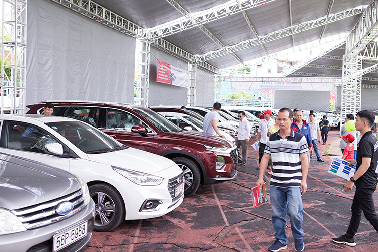 Trong đó, phân khúc xe ôtô giá rẻ cỡ nhỏ có mức giá khoảng từ 300 – 600 triệu đồng nhận nhiều sự quan tâm nhất của khách tham quan bởi các mẫu xe ở phân khúc này không chỉ có mức giá phù hợp với phần lớn người tiêu dùng mà còn được trang bị công nghệ và tính năng an toàn tiên tiến.
