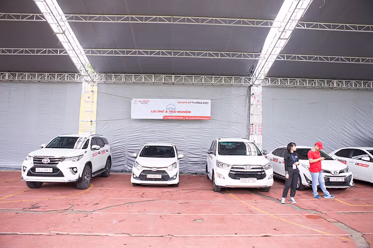 Trong khuôn khổ của Hội chợ mua bán ôtô cũ và mới lần này, có hơn 100 mẫu xe bao gồm cả mới và cũ đã được các đại lý tài trợ đồng hành mang tới để trưng bày và sẵn sàng trao tay cho người tham dự. Tất cả mẫu xe trưng bày trải đều các phân khúc đang được ưa chuộng nhất trên thị trường.