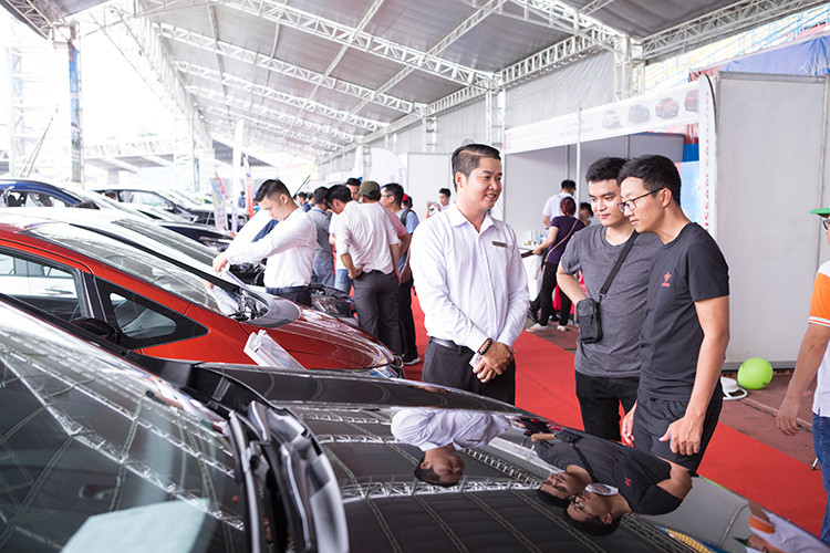 Những cái tên nổi bật có thể kể đến gồm có: Hyundai Grand i10, Toyota Wigo, Suzuki Celerio, Mitsubishi Mirage/Attrage, Suzuki Swift, Nissan Sunny, Honda City/Jazz, Toyota Vios, Hyundai Accent, Hyundai Kona, Hyundai Elantra, Ford Fiesta, Ford Focus…