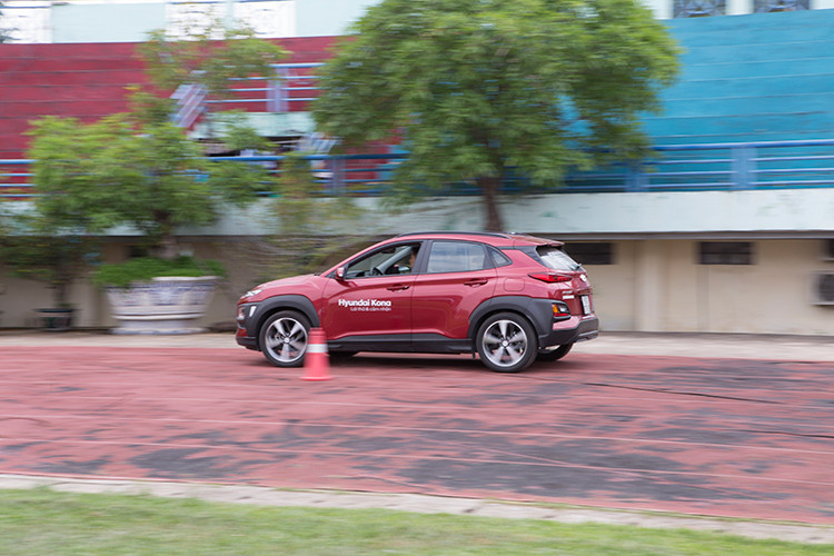 Không dừng lại ở hoạt động mua bán ôtô cũ mới, BTC của Hội chợ Oto.com.vn còn mang đến nhiều hoạt động hữu ích khác cho khách hàng như MC Drop Tour, trình diễn xe sang, xe cổ hay bốc thăm may mắn...