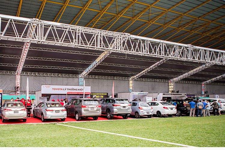 Ngay trong ngày đầu tiên, Hội chợ mua bán ôtô tại TP HCM đã một lượng lớn người tham dự sự kiện và đăng ký lái thử. Dự kiến, trong cả 2 ngày 20 &amp; 21/04/2019 diễn ra, sự kiện ô tô ngoài trời lớn nhất miền Nam sẽ đón khoảng hơn 5.000 lượt người tham dự.