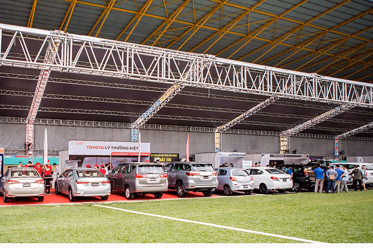 Ngay trong ngày đầu tiên, Hội chợ mua bán ôtô tại TP HCM đã một lượng lớn người tham dự sự kiện và đăng ký lái thử. Dự kiến, trong cả 2 ngày 20 &amp; 21/04/2019 diễn ra, sự kiện ô tô ngoài trời lớn nhất miền Nam sẽ đón khoảng hơn 5.000 lượt người tham dự.