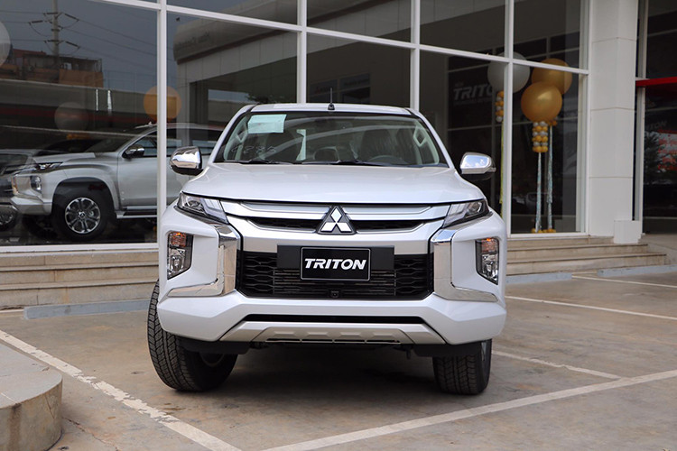 Nếu đây là giá bán chính xác, mẫu xe Mitsubishi Triton MIVEC 2019 sẽ cao hơn so với bản cũ đang abns ra từ 45 đến 48 triệu đồng tùy theo phiên bản. Ngoài ra, các đại lý cũng đã thông báo giá lăn bánh tạm tính giá bao gồm cả bảo hiểm thân vỏ &amp; nắp thùng của Triton 4x2 AT là 786 triệu đồng và MIVEC 4x4 AT là 877 triệu đồng.