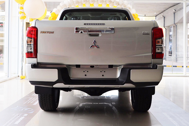 Mặc dù cao hơn so với đời cũ, tuy nhiên Mitsubishi Triton 2019 bản full (MIVEC 4x4 AT) sẽ có mức giá rẻ hơn so với các đối thủ trong phân khúc bán tải cỡ trung như: Ford Ranger Widtrak 2018 bản 2.0L Bi-turbo có giá lăn bánh rơi vào khoảng 940 triệu. Hay Toyota Hilux 4x4 AT 2.8G MLM có giá lăn bánh từ 920 – 930 triệu đồng.