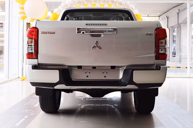 Mặc dù cao hơn so với đời cũ, tuy nhiên Mitsubishi Triton 2019 bản full (MIVEC 4x4 AT) sẽ có mức giá rẻ hơn so với các đối thủ trong phân khúc bán tải cỡ trung như: Ford Ranger Widtrak 2018 bản 2.0L Bi-turbo có giá lăn bánh rơi vào khoảng 940 triệu. Hay Toyota Hilux 4x4 AT 2.8G MLM có giá lăn bánh từ 920 – 930 triệu đồng.