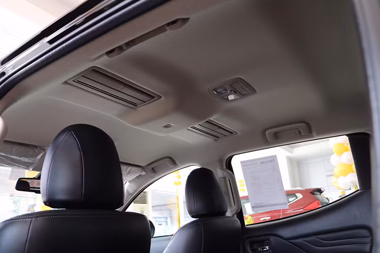 Xe cũng được trang bị vô lăng tích hợp phím chức năng và lẫy chuyển số thể thao, hệ thống thông tin giải trí tương thích DVD/MP3, hệ thống kết nối Bluetooth, điều hòa tự động 2 vùng, hệ thống khóa thông minh, nút bấm khởi động máy, ghế bọc da màu đen, ghế lái chỉnh điện 8 hướng, 2 cổng USB ở hàng ghế sau, âm thanh 6 loa...