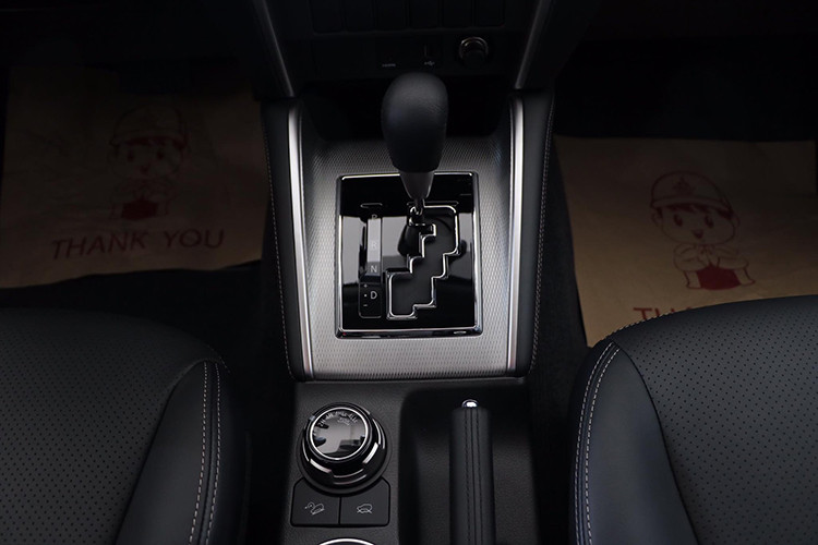 Ngoại hình là thay đổi rõ nét nhất khi nhìn bằng mắt thường. So với thế hệ cũ, Triton thế hệ mới ddược nhập khẩu từ Thái Lan cứng cáp hơn khá nhiều. Tạo hình đầu xe pha trộn giữa Pajero Sport và Xpander. Nắp capo cao hơn 100 mm. Đèn pha và đèn hậu công nghệ LED. Tuy nhiên, xe sẽ bị cắt một số công nghệ an toàn đối với phiên bản bán tại Việt Nam.