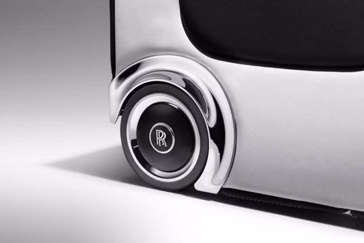 Bộ hành lý Wraith Luggage Collection được thiết kế dựa trên sự hòa trộn hoàn hảo giữa những công nghệ và vật liệu hiện đại nhất và kỹ thuật thủ công truyền thống, tạo nên nét đẹp vừa thanh lịch lại vừa đẳng cấp cho bộ hành lý dành riêng cho Wraith.