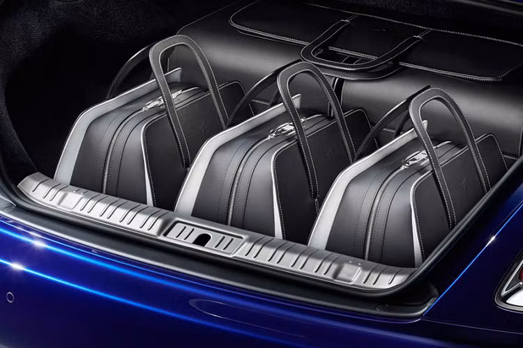 Các khách hàng tại thị trường Nhật Bản cũng có thể sở hữu “Wraith Luggage Collection” khi chịu chi 4.753.323 YEN (~ 984 triệu đồng). Còn đối với các khách hàng tại Canada, mức giá của bộ sản phẩm này là 44.925 USD (~ 998 triệu đồng).