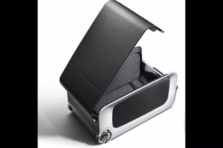 Bộ phụ kiện hành lý này bao gồm 6 phần, thiết kế của "Wraith Luggage Collection" toát lên tính thẩm mỹ tuyệt vời đúng như những gì mà hãng xe siêu sang Rolls-Royce muốn thể hiện đúng với đẳng cấp của mình.