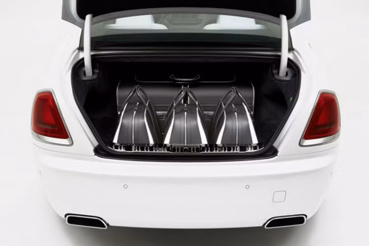 Tại thị trường Mỹ, bộ hành lý độc quyền dành cho siêu xe sang Rolls-Royce Wraith có tên “Wraith Luggage Collection” được niêm yết với mức giá "khủng" - 45.858 USD (tương đương hơn 1 tỷ đồng).