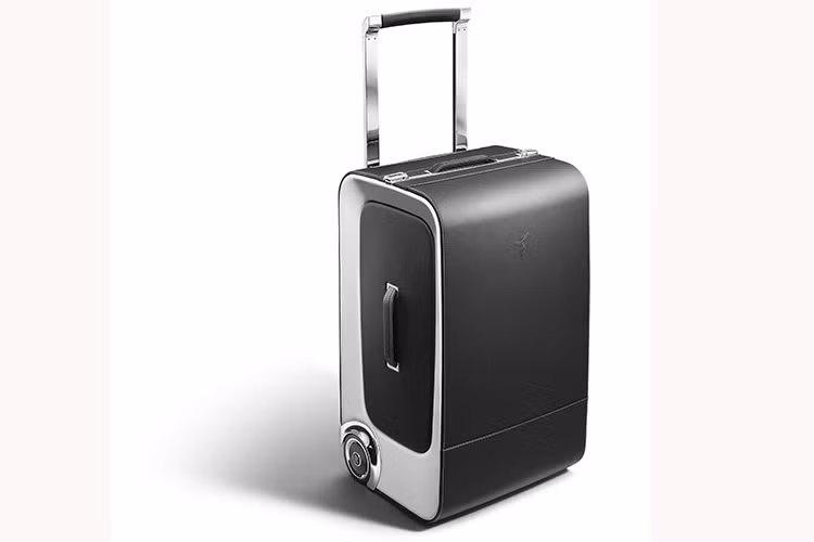 Được làm từ sợi carbon với trọng lượng nhẹ và siêu bền, mỗi túi xách tay Spirit of Ecstasy đều bọc da và khâu tay tỉ mỉ, tinh xảo; trong khi đó những chiếc vali kéo lại đầy sang trọng với biểu tượng kép “R” đặt ngay trung tâm bánh xe.