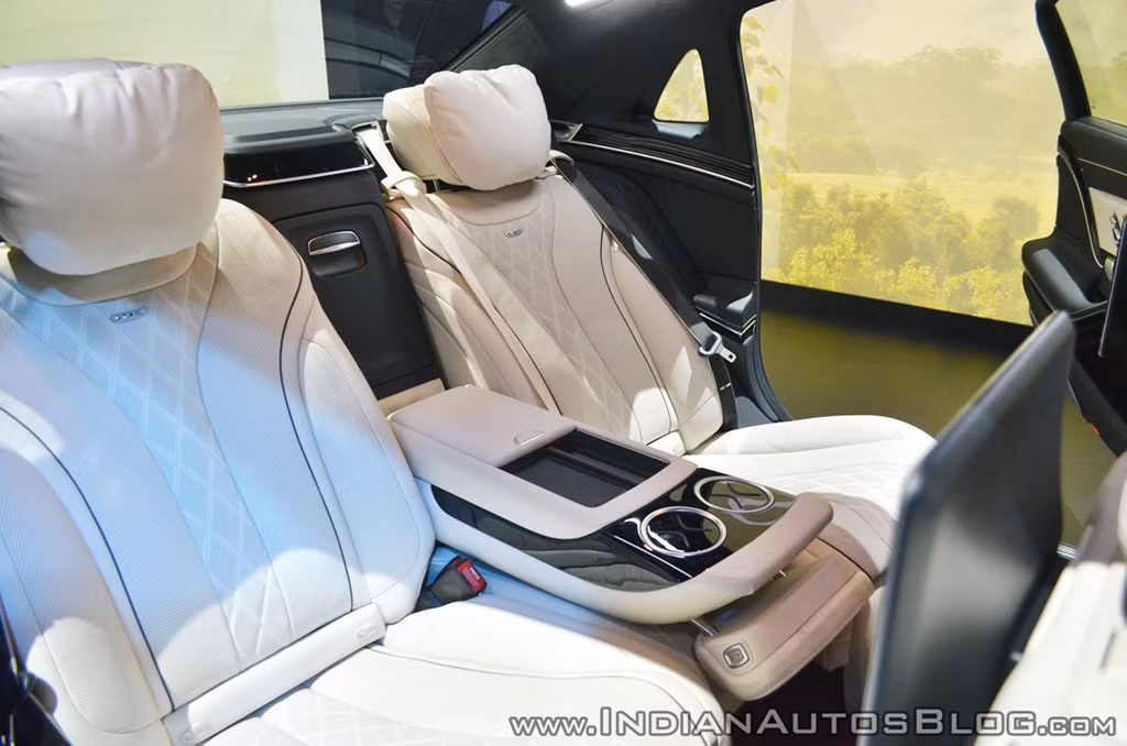 Khoang hành khách của S650 dạng First-Class với các ghế ngồi riêng biệt và cụm điều khiển trung tâm Business hiện đại, có thể trở thành một văn phòng di động hoặc là nơi hưởng thụ với tủ lạnh mini, bộ ly sâm-banh bằng bạc sang trọng.