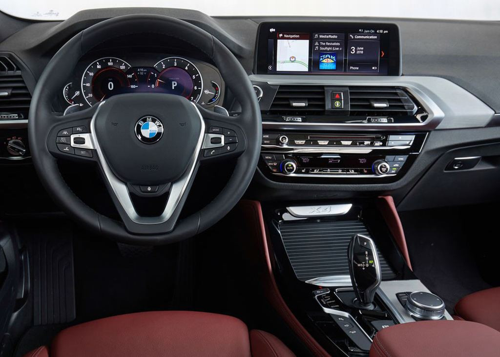 Không gian bên trong cabin cao cấp, tinh tế hơn với các hệ thống hỗ trợ lái xe hiện đại, nội thất và công nghệ kết nối hàng đầu. “BMW X4 thế hệ thứ hai mang kiểu dáng đặc biệt, năng động, chức năng rõ ràng dễ sử dụng” Adrian van Hooydonk, Phó chủ tịch cấp cao BMW Group Design nói.