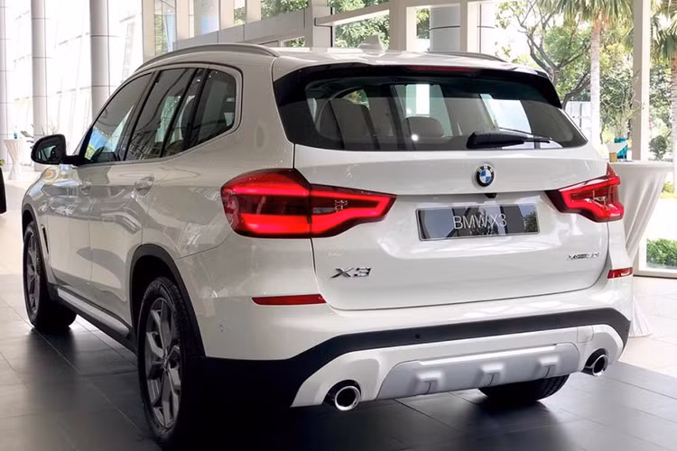 Giá xe BMW X3 2019 tại Việt Nam bao gồm các phiên bản xDrive20i, xDrive30i xLine và xDrive30i M-Sport tương ứng lần lượt là 2,529 tỷ đồng; 2,739 tỷ đồng và 2,859 tỷ đồng Như vậy, dòng X-Series của BMW Thaco Việt Nam đã hiện diện khá đầy đủ với nhiều cái tên chủ chốt như X4, X5, X7.