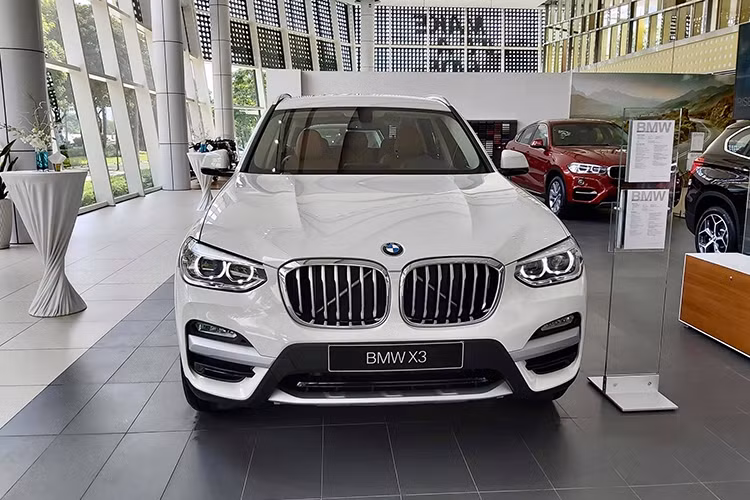 Với mức giá này, mẫu xe BMW X3 2019 chính hãng tại Việt Nam sẽ đắt hơn so với đối thủ Mercedes-Benz GLC khá nhiều. Cụ thể giá xe Mercedes-Benz GLC 200 chính hãng hiện đang bán ra là là 1,699 tỷ đồng, GLC 300 có giá 2,289 tỷ đồng, vẫn chưa bằng mức khởi điểm của X3.