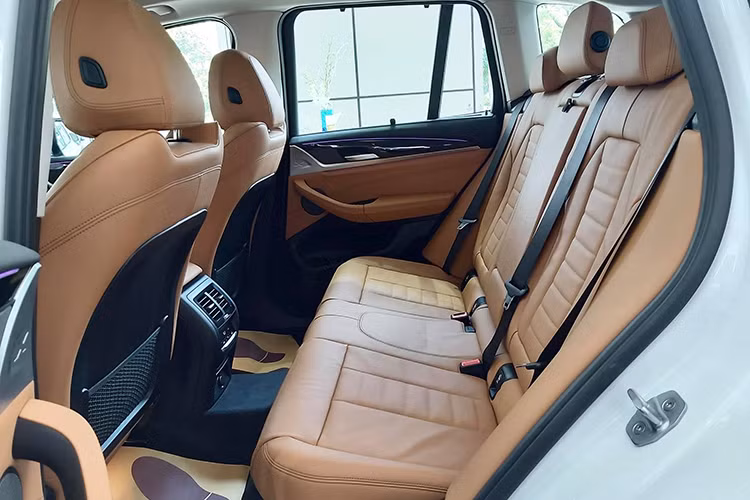 Mẫu xe BMW X3 2019 hoàn toàn mới tại Việt Nam sẽ được trang bị an toàn với 6 túi khí, hệ thống đỗ xe tự động hoạt động tương tự trên X4, kết hợp các cảm biến xung quanh và camera lùi hỗ trợ người lái. Các trang bị an toàn khác không thay đổi...