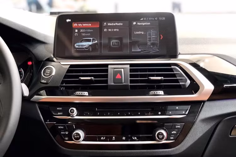 Về trang bị, X3 2019 xứng đáng nhận được những lời khen từ người dùng khi mang trong mình nhiều trang bị hỗ trợ lái thông minh được thừa hưởng từ "người anh" X4 như hệ thống hỗ trợ đỗ xe tự động, hệ thống điều khiển ra lệnh bằng cử chỉ - Gesture Control, hệ thống dẫn động bốn bánh toàn thời gian thông minh nổi tiếng giúp tăng khả năng bám đường và ổn định cân bằng thân xe - BMW xDrive...