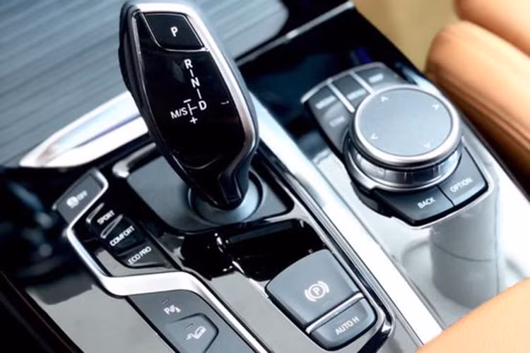 Về truyền động, BMW X3 xDrive30i sử dụng khối động cơ 2.0L cho ra công suất tối đa 252 mã lực và mô-men xoắn cực đại đạt 350 Nm. Ngoài ra, khách hàng cũng có thể lựa chọn phiên bản xDrive 20i cũng dùng động cơ 2.0L nhưng chỉ cho ra công suất 184 mã lực. Ngoài ra, cả 3 phiên bản X3 2019 tại Việt Nam sẽ đều được trang bị hộp số tự động 8 cấp cùng hệ dẫn động 4 bánh toàn thời gian.