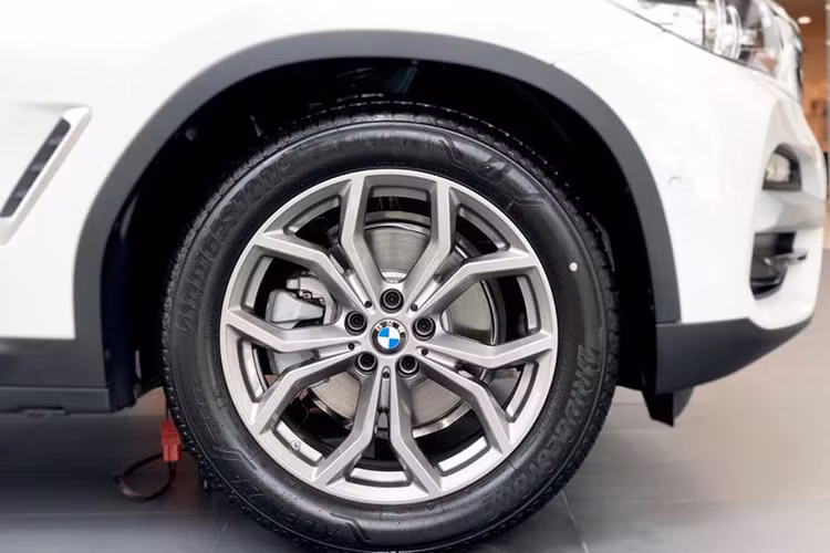 Trong khi đó, cụm đèn hậu 3 chiều LED cùng cánh đuôi trên kính sau và ống xả kép khiến cho X3 thế hệ mới trông "cơ bắp" và thể thao hơn. X3 cũng là mẫu BMW đầu tiên được trang bị sẵn móc kéo ở phía sau, khiến khách hàng có thể dễ dàng kéo theo rơ-mooc hay gắn giá để xe đạp...