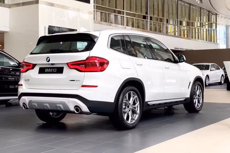 So với phiên bản trước, BMW X3 2019 mới sở hữu nhiều thay đổi đáng giá và hiện đại hơn rất nhiều, đặc biệt là ở phần thiết kế và trang bị. Ngay từ khi ra mắt, có nhiều ý kiến cho rằng X3 2019 khá giống với những "đàn anh" như X4 hay X5. Tuy nhiên, thực tế nó vẫn duy trì được "cái hồn" đậm nét của các mẫu X3 trước đó với bộ khung to bản, dầy cùng thân xe thanh thoát và tinh tế.