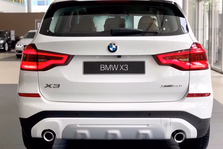 So với thế hệ trước, phiên bản X3 mới có trục cơ sở dài hơn tới 5,5 cm và tỷ lệ phân phối trọng lượng trước/sau đạt mức hoàn hảo 50/50. Những đường nét 2 bên thân xe trên thế hệ mới đã nhiều hơn và đậm hơn so với phiên bản cũ, khiến cho X3 có vẻ ngoài "ngầu" không thua kém đàn anh X5. Ở cuối cửa kính hai bên, đường gấp khúc Hofmeister truyền thống của BMW có góc nghiêng nhỏ hơn.