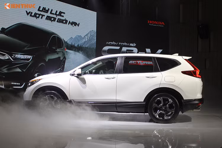 Tuy nhiên, hôm nay HVN vừa công bố giá bán chính thức cho Honda CR-V 2018 mới, với phiên bản L có giá 1,256 tỉ đồng và phiên bản E có giá 1,136 tỉ đồng (giá đã bao gồm VAT). Như vậy mức giá này đều cao hơn mức giá dự kiến dưới 1,1 tỉ đồng đưa ra ở thời điểm mẫu xe này ra mắt.