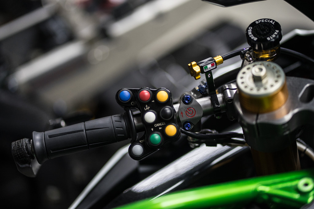 Xe được còn độ thêm cụm công tắc 8 chức năng.