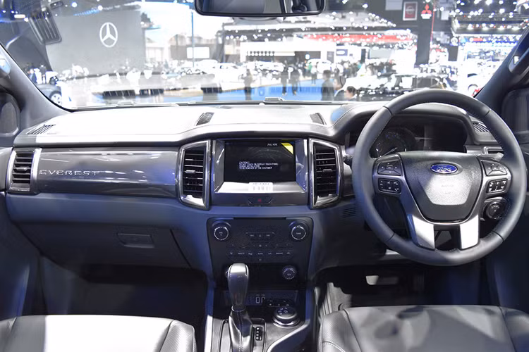 Bên trong xe hầu như không có sự thay đổi, vẫn là các trang bị đáng chú ý như cửa sổ trời lớn, ghế trước điều chỉnh điện 8 hướng, hệ thống thông tin giải trí SYNC 3 với màn hình cảm ứng 8 inch, hệ thống âm thanh bao gồm 9 loa và 1 loa siêu trầm với cửa hậu tự động điều chỉnh bằng điện.