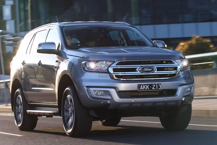 Tùy chọn động cơ thứ hai là động cơ dầu tăng áp Duratorq TDCi 3.2L, 5 xy-lanh, sản sinh công suất tối đa 197 mã lực và mô-men xoắn cực đại 470 Nm, chỉ đi kèm với một cấu hình 4x4 duy nhất. Cả 2 phiên bản động cơ đều được trang bị hộp số tự động 6 cấp. Everest 2017 sẽ có giá bán khởi điểm từ 40.510 USD (tương đương 921 triệu đồng) tại Thái Lan.