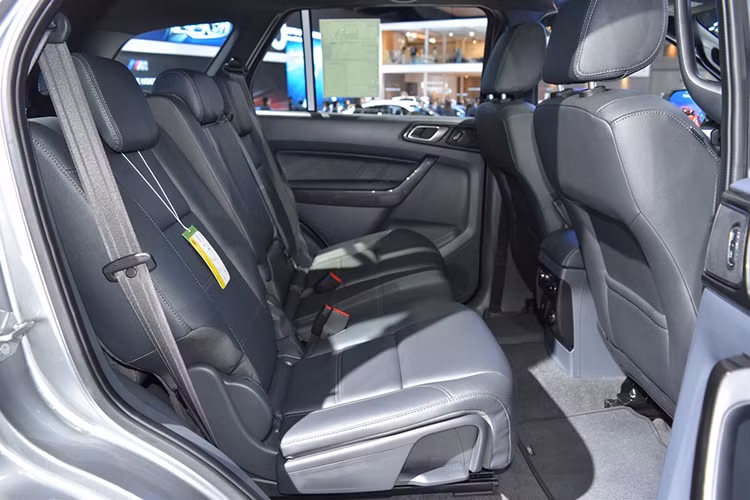 Xe được trang bị hệ thống thông tin điểm mù (BLIS), hệ thống chống bó phanh (ABS) và phân phối lực phanh điện tử (EBD). Chưa hết, còn có hệ thống cân bằng điện tử (ESC) và kiểm soát chống lật (RSC) là hai công nghệ cốt lõi để mang lại sự tự tin và an tâm tuyệt đối cho các tay lái trên mẫu xe Everest phiên bản 2017.