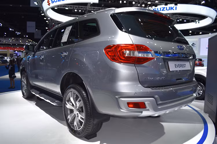 Phần đuôi xe của Everest có tạo hình đơn giản với cụm đèn hậu dạng LED bắt mắt được nối liền bởi thanh nẹp chrome to bản, cản sau thiết kế kiểu tương đồng với cản trước và bao bọc lấy hai mảng đèn phản quang. Hãng xe ôtô Ford cũng không quên điểm thêm đuôi lướt gió nhằm tăng tính khí động học và nét thể thao cho chiếc SUV, chi tiết này.