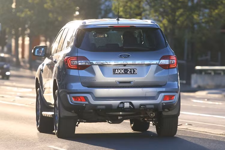 Tại thị trường Thái Lan, Ford Everest 2017 có sẵn với hai tùy chọn động cơ gồm động cơ dầu tăng áp Duratorq TDCi 2.2L, 4 xy-lanh, sản sinh công suất 158 mã lực và mô-men xoắn cực đại 385 Nm. Phiên bản động cơ này sẽ đi kèm với hai cấu hình dẫn động 4x2 và 4x4.