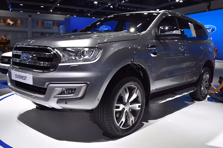 Ra mắt tại Bangkok Motor Show 2017 diễn ra vào tháng 3 vừa qua, Thiết kế của phiên bản Ford Everest 2017 không có nhiều khác biệt so với phiên bản tiền nhiệm từng xuất hiện trên thị trường vào năm ngoái. Kích thước xe giữ nguyên với chiều dài ở mức 4.893 mm, rộng 1.862 mm, cao 1.836 mm, chiều dài cơ sở 2.850 mm và khoảng sáng gầm xe là 225 mm.
