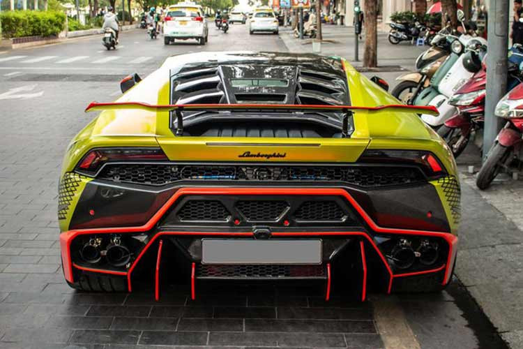 Tại Việt Nam, Lamborghini Huracan là dòng xe phổ biến thứ hai sau Aventador với hơn 20 chiếc được nhập về, bao gồm nhiều phiên bản khác nhau như LP 610-4, LP 580-2, EVO, STO và mới đây nhất là EVO RWD. 