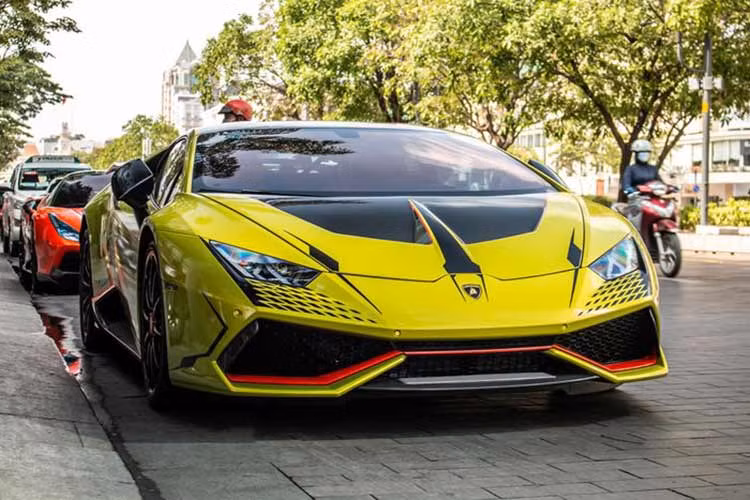Những năm gần đây, với cách tính thuế tiêu thụ đặc biệt mới, những chiếc siêu xe của Lamborghini như Aventador, Huracan không được lòng nhiều đại gia Việt vì dung tích xy-lanh lớn do sử dụng động cơ hút khí tự nhiên, khiến giá thành đội lên khá cao so với các đối thủ cùng phân khúc.