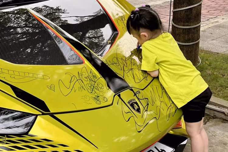 Đây là 1 trong 2 chiếc siêu xe từng được vợ chồng Đoàn Di Băng mua để trải nghiệm, đáng chú ý, chiếc siêu xe Lamborghini Huracan LP610-4 này là xe chính hãng cuối cùng được phân phối tại Việt Nam. Hiện chưa rõ sau khi bán lại chiếc Lamborghini Huracan LP610-4, vợ chồng Đoàn Di Băng có tính đổi xe mới hay không.