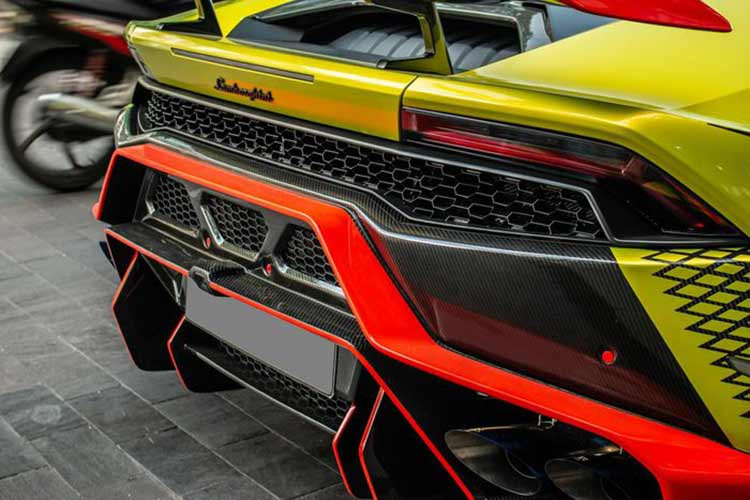 "Trái tim" trên của siêu xe Lamborghini Huracan sẽ kết hợp cùng hộp số ly hợp kép 7 cấp và hệ dẫn động 4 bánh toàn thời gian, nhờ đó, siêu bò này chỉ mất thời gian 3,2 giây để tăng tốc lên 100 km/h từ vị trí xuất phát trước khi đạt vận tốc tối đa lên đến 325 km/h.