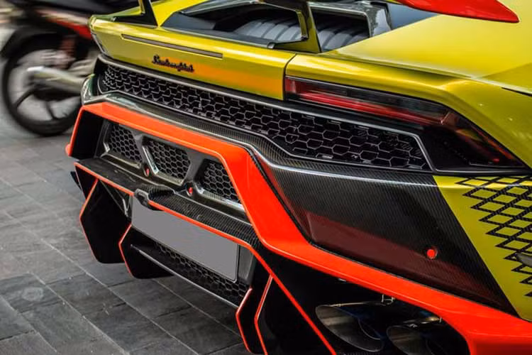"Trái tim" trên của siêu xe Lamborghini Huracan sẽ kết hợp cùng hộp số ly hợp kép 7 cấp và hệ dẫn động 4 bánh toàn thời gian, nhờ đó, siêu bò này chỉ mất thời gian 3,2 giây để tăng tốc lên 100 km/h từ vị trí xuất phát trước khi đạt vận tốc tối đa lên đến 325 km/h.