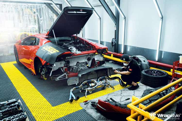Một trong số này có chiếc Lamborghini Huracan LP610-4 được chủ nhân cho độ body-kit kết hợp của 3 hãng độ xe là 1016 Industries, Vorsteiner và cuối cùng là Novitec, được biết chiếc xe này thuộc sở hữu của vợ chồng Đoàn Di Băng, 1 trong các "hot mom" khá nổi tiếng trên mạng xã hội.