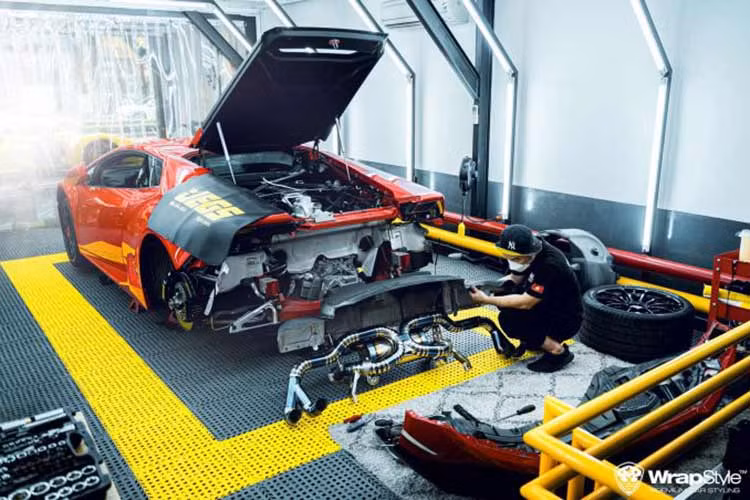 Một trong số này có chiếc Lamborghini Huracan LP610-4 được chủ nhân cho độ body-kit kết hợp của 3 hãng độ xe là 1016 Industries, Vorsteiner và cuối cùng là Novitec, được biết chiếc xe này thuộc sở hữu của vợ chồng Đoàn Di Băng, 1 trong các "hot mom" khá nổi tiếng trên mạng xã hội.