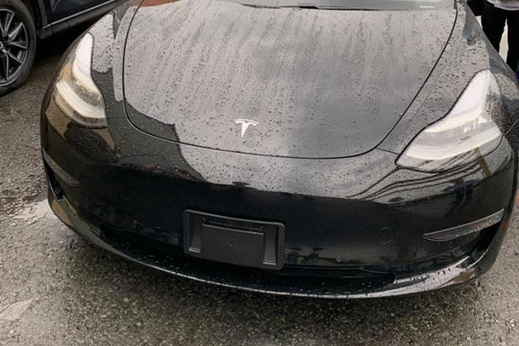 Theo những hình ảnh chụp lại có thể nhận thấy, xe điện Tesla Model 3 đầu tiên được cho là đã về Việt Nam có ngoại thất màu đen khá cuốn hút. Ngoại thất xe Tesla Model 3 được đánh giá là khá đẹp. Có thể dễ dàng nhận thấy sự tương đồng về thiết kế giữa 3 dòng xe Model 3, Model S và Model X ngay từ phần đầu của xe.