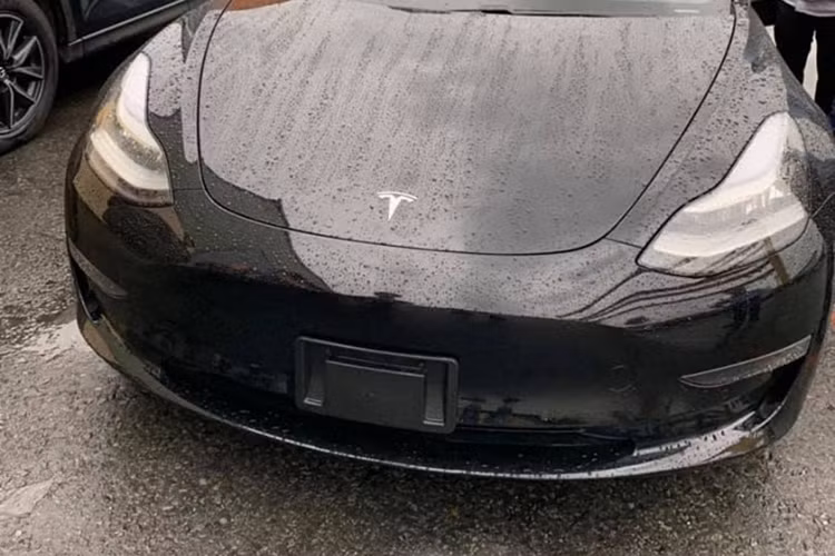 Theo những hình ảnh chụp lại có thể nhận thấy, xe điện Tesla Model 3 đầu tiên được cho là đã về Việt Nam có ngoại thất màu đen khá cuốn hút. Ngoại thất xe Tesla Model 3 được đánh giá là khá đẹp. Có thể dễ dàng nhận thấy sự tương đồng về thiết kế giữa 3 dòng xe Model 3, Model S và Model X ngay từ phần đầu của xe.