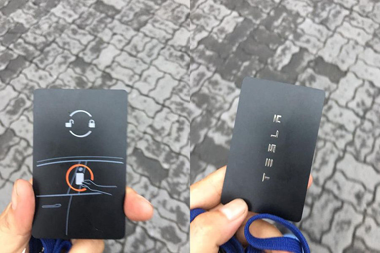 Tesla Model 3 tại Việt Nam sở hữu chìa khoá dạng thẻ quẹt hiện đại và khá độc đáo. Theo đó, người dùng khi muốn mở xe chỉ cần cà tấm thẻ này lên trụ B của xe, một phương thức khá nhanh và đơn giản. Ngoài ra, tấm thẻ này còn có thể cấp quyền điều khiển cho điện thoại thông minh thông qua ứng dụng để mở và khởi động xe.
