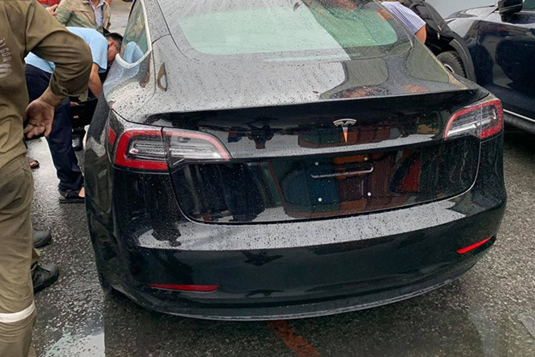 Thân xe Tesla Model 3 với những đường nét cong tận dụng những khe làm mát được bố trí kín đáo ở phía trước. Nhờ đó, hệ số cản gió của xe chỉ ở mức 0.23.Model 3 có chiều dài và chiều rộng lần lượt là 4.694 mm và 1.849 mm. Đáng ngạc nhiên là mẫu xe này khá nhẹ, trọng lượng không tải ở mức 1610kg (Standard) và 1740kg (Long range).