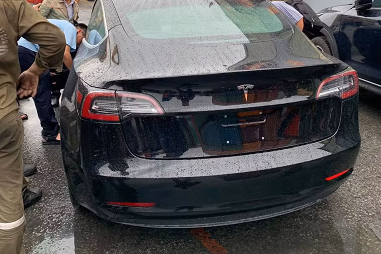 Thân xe Tesla Model 3 với những đường nét cong tận dụng những khe làm mát được bố trí kín đáo ở phía trước. Nhờ đó, hệ số cản gió của xe chỉ ở mức 0.23.Model 3 có chiều dài và chiều rộng lần lượt là 4.694 mm và 1.849 mm. Đáng ngạc nhiên là mẫu xe này khá nhẹ, trọng lượng không tải ở mức 1610kg (Standard) và 1740kg (Long range).