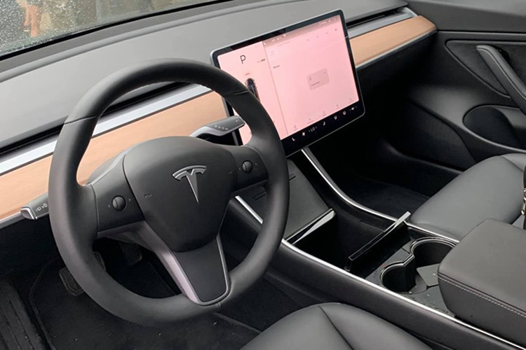 Nội thất của Model 3 được thiết kế đơn giản và hiện đại, ngay giữa bảng táp-lô là màn hình cảm ứng trung tâm 15 inch ngay chính giữa bảng táp-lô điều khiển mọi chức năng và giải trí trên xe như kết nối điện thoại thông minh, định vị, dẫn đường, điều chỉnh điều hoà,... Ở dòng Model 3, Tesla còn cung cấp mui xe làm hoàn toàn cảnh bằng kính (Glass Roof) cho ánh sáng tràn vào cabin nhiều hơn và 15 loa giải trí.