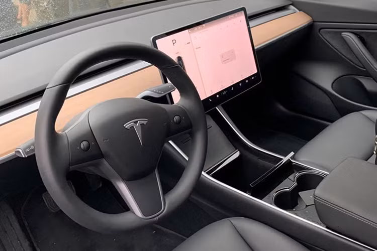 Nội thất của Model 3 được thiết kế đơn giản và hiện đại, ngay giữa bảng táp-lô là màn hình cảm ứng trung tâm 15 inch ngay chính giữa bảng táp-lô điều khiển mọi chức năng và giải trí trên xe như kết nối điện thoại thông minh, định vị, dẫn đường, điều chỉnh điều hoà,... Ở dòng Model 3, Tesla còn cung cấp mui xe làm hoàn toàn cảnh bằng kính (Glass Roof) cho ánh sáng tràn vào cabin nhiều hơn và 15 loa giải trí.